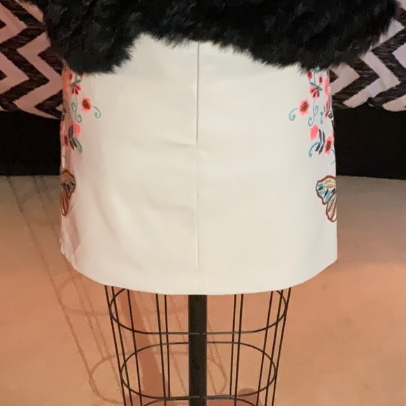 Kilky faux leather mini skirt with embroidered details size large. - Picture 3 of 9